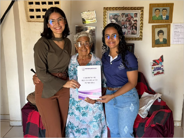 Entrega de Título de Regularização Fundiária Urbana no bairro Pelo Sinal em Ind [...]
